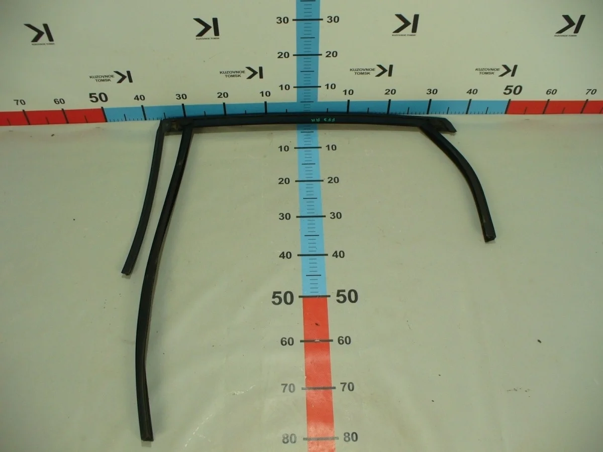 Уплотнитель стекла двери (внутренний) Ford Focus 2012 CB8