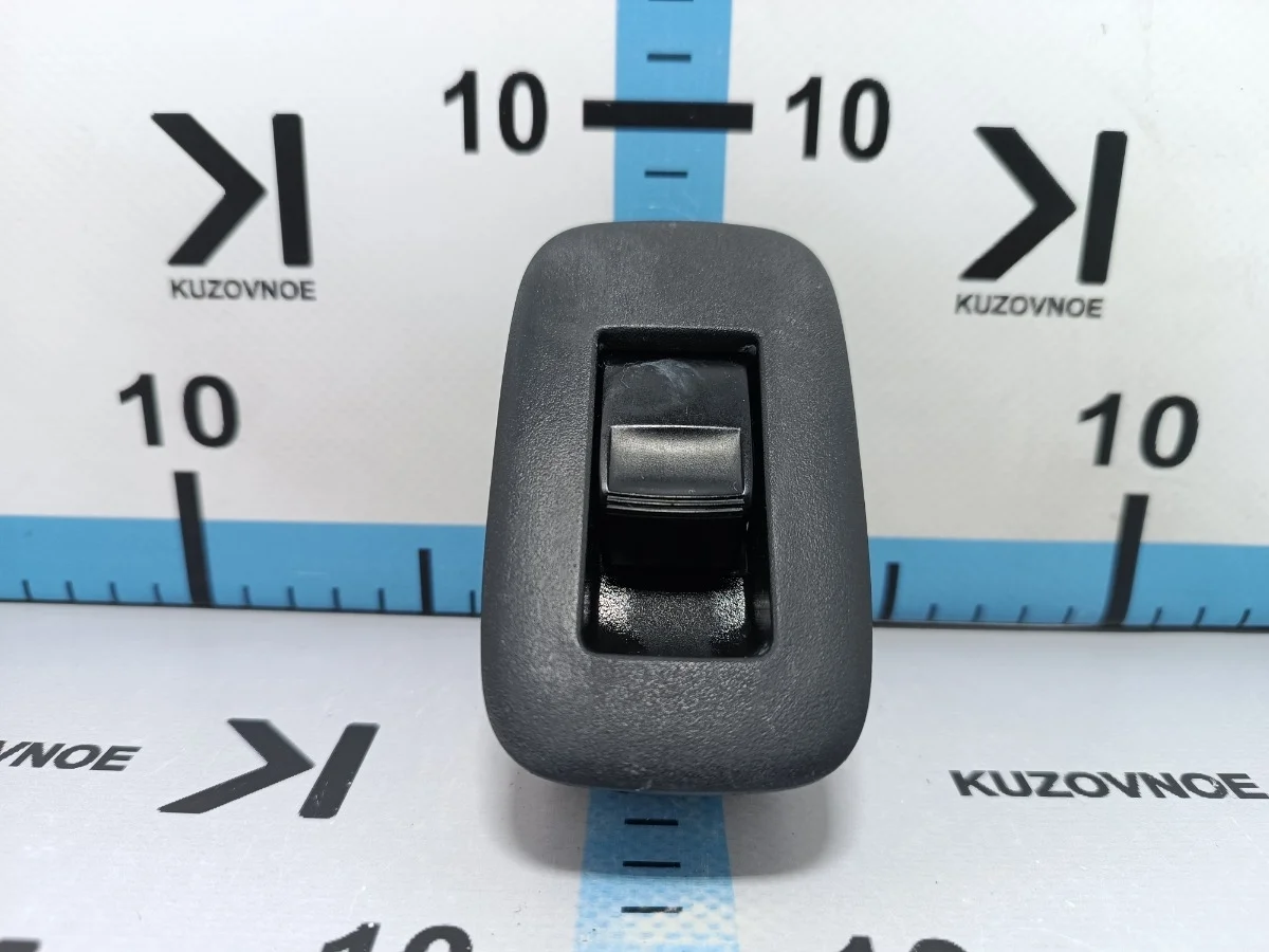 Кнопка стеклоподъемника Toyota Auris 2007 E150