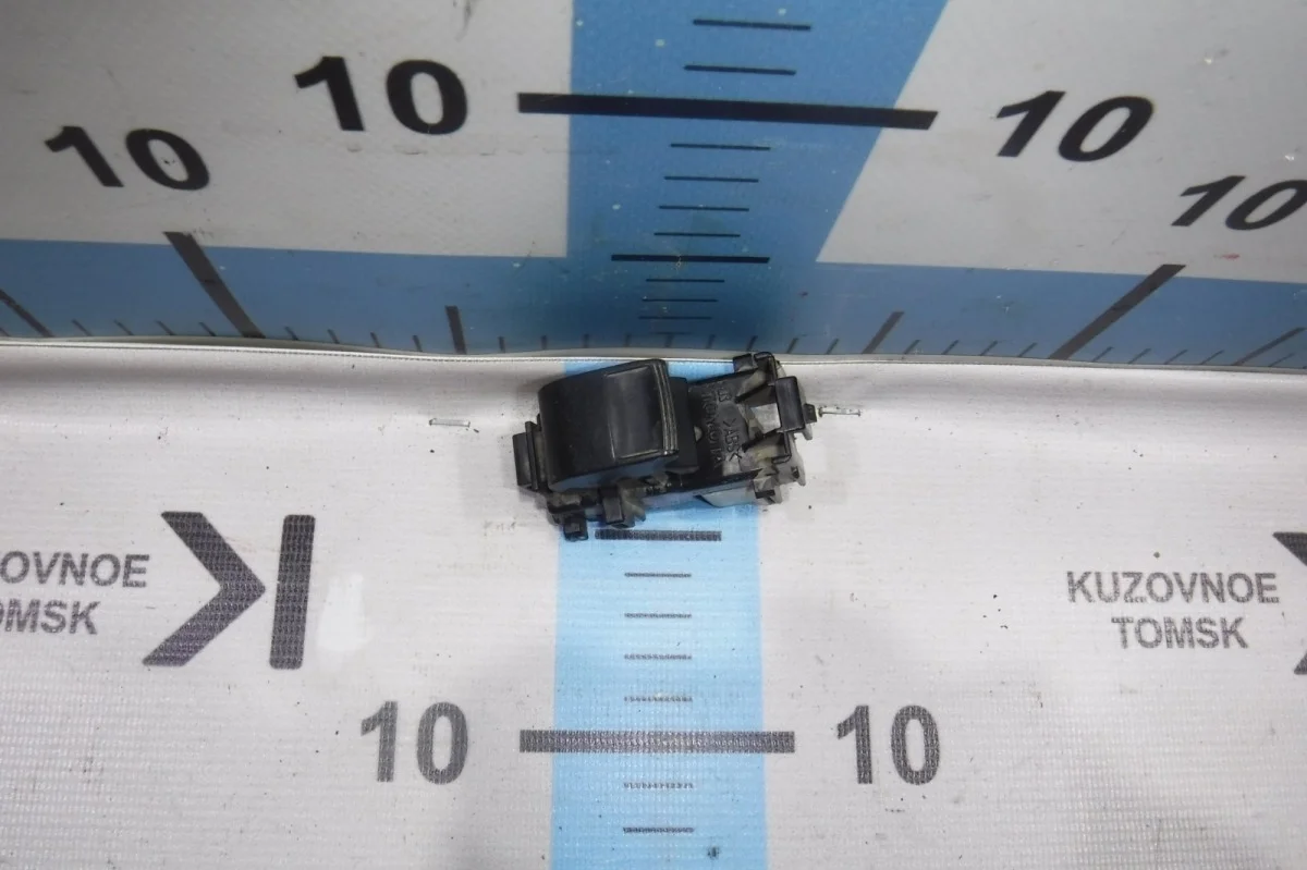 Кнопка стеклоподъемника Toyota Corolla 2008 E150
