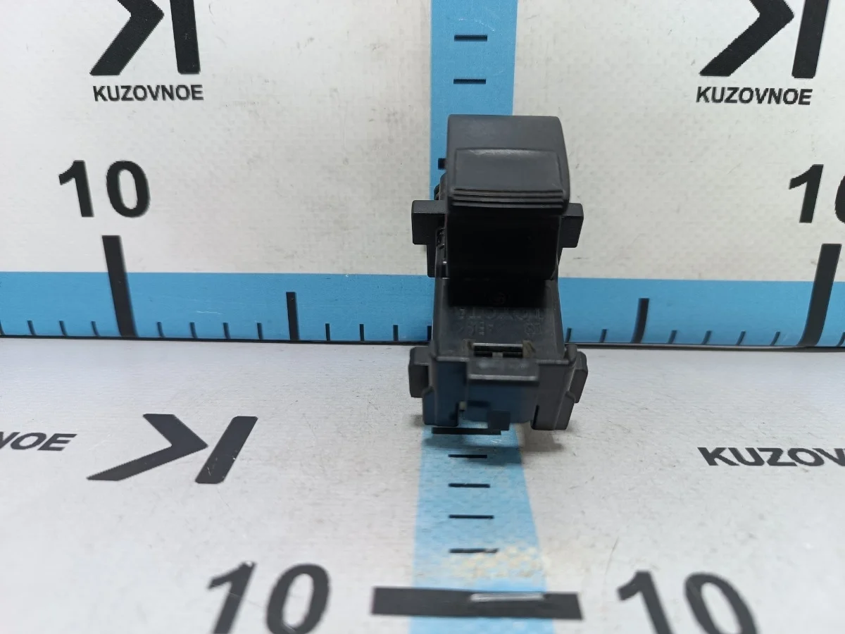 Кнопка стеклоподъемника Toyota Corolla 2011 E150