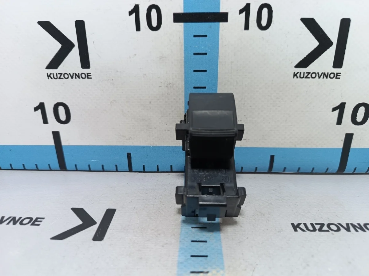 Кнопка стеклоподъемника Toyota Rav4 2016 XA40