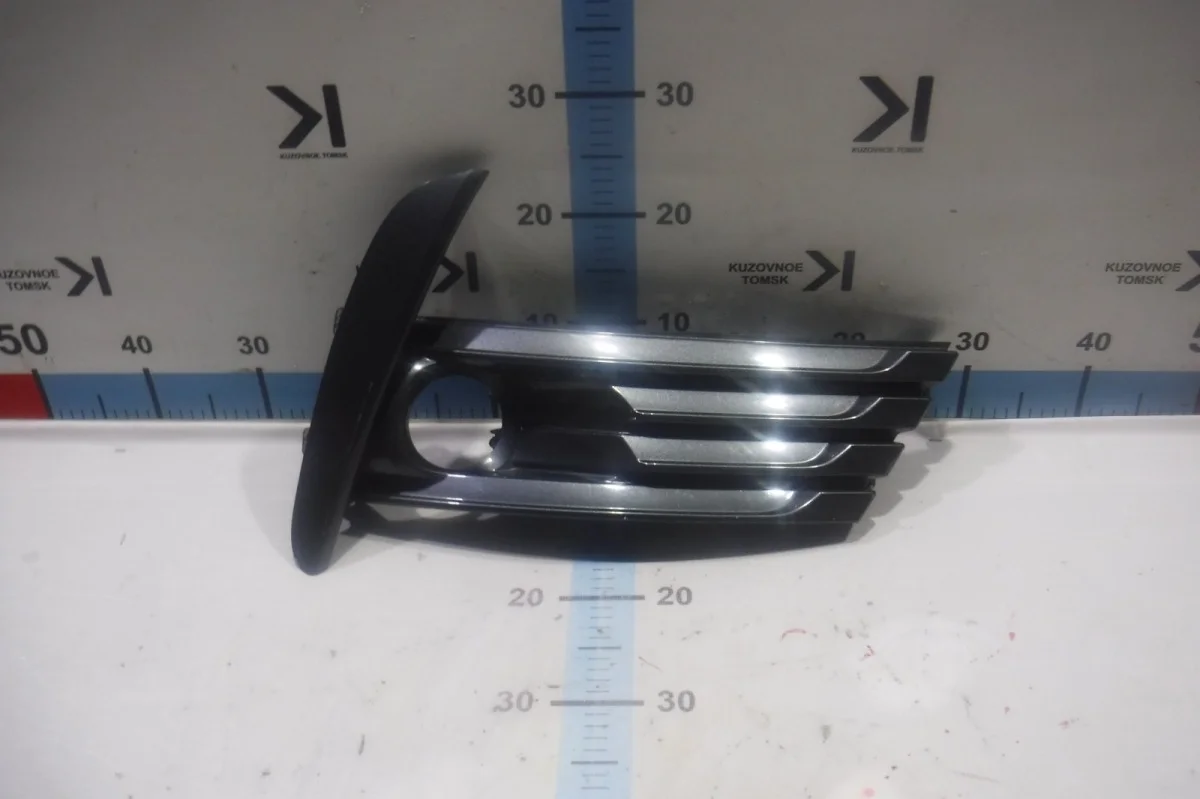 Оправа противотуманной фары Toyota Corolla 2013-2018 E180