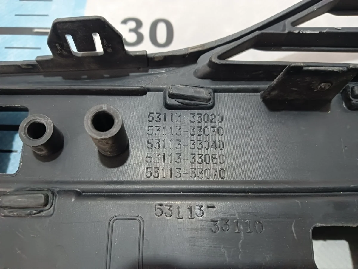 Решетка в бампер Toyota Camry 2018- XV70