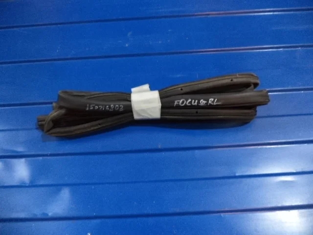 Уплотнитель двери Ford Focus 2010 CB4