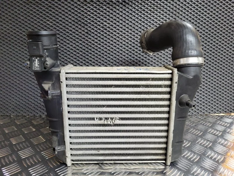 Интеркулер Audi A4 2006 8E0145805AA B7 BWE 2.0T, левый