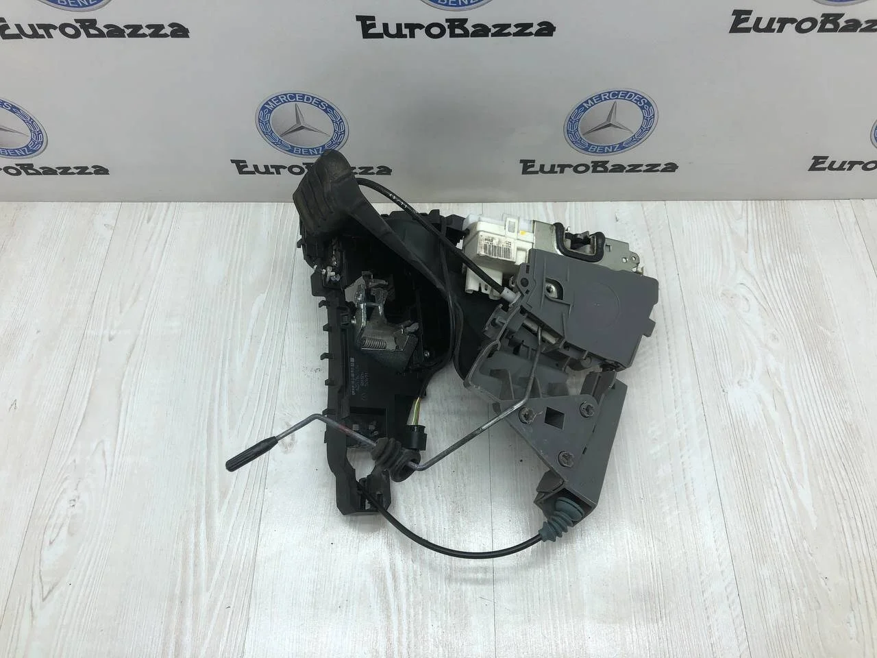 Замок двери передней правой Mercedes W251