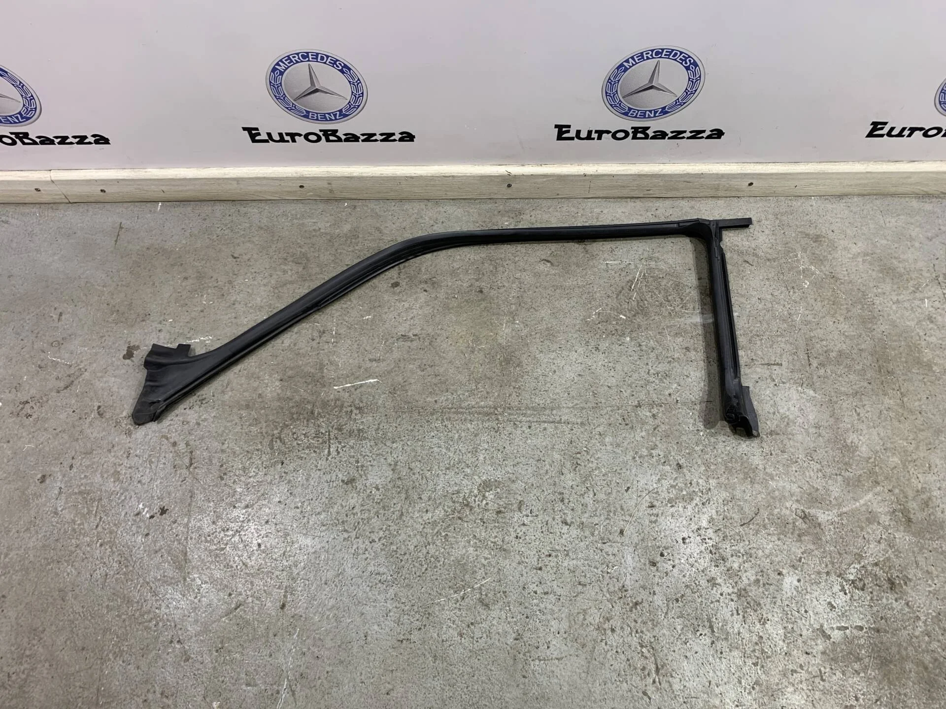 Уплотнитель двери передней правой Mercedes W219