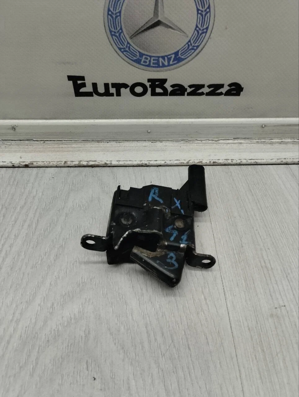 Фиксатор капота Mercedes R170