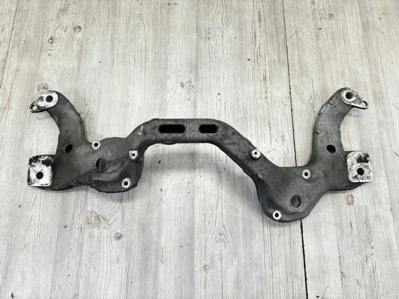 Кронштейн опоры двигателя Porsche Cayenne GTS 2015 958 (92A)