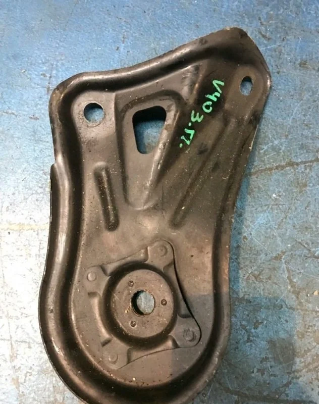 Крепление подрамника Toyota Camry V40