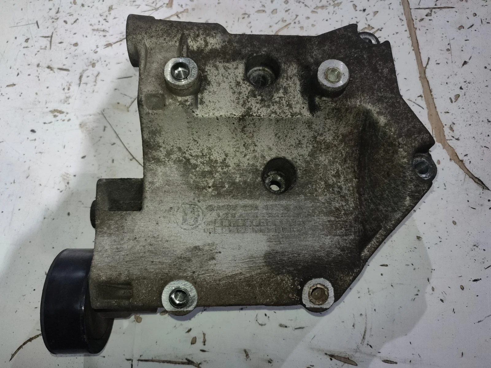 Кронштейн компрессора кондиционера SsangYong Rexton 2012 Y250