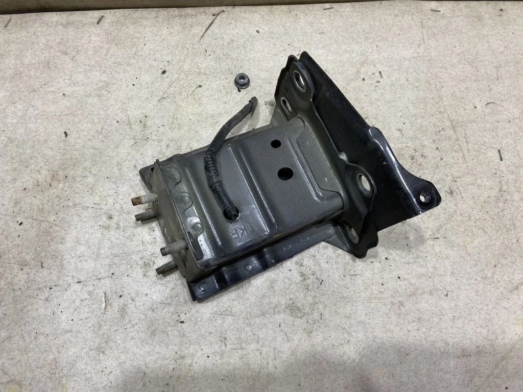 Кронштейн усилителя правый Nissan Juke F15 Жук Ф15