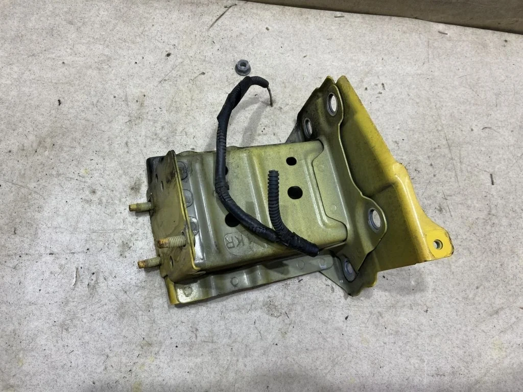 Кронштейн усилителя правый Nissan Juke F15 Жук Ф15