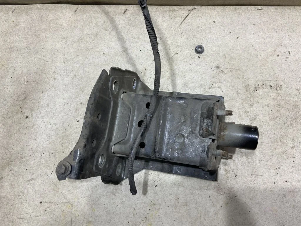 Кронштейн усилителя левый Nissan Juke F15 Жук Ф15