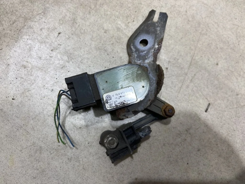Датчик дорожного просвета VW Touareg 1  7L0616214B