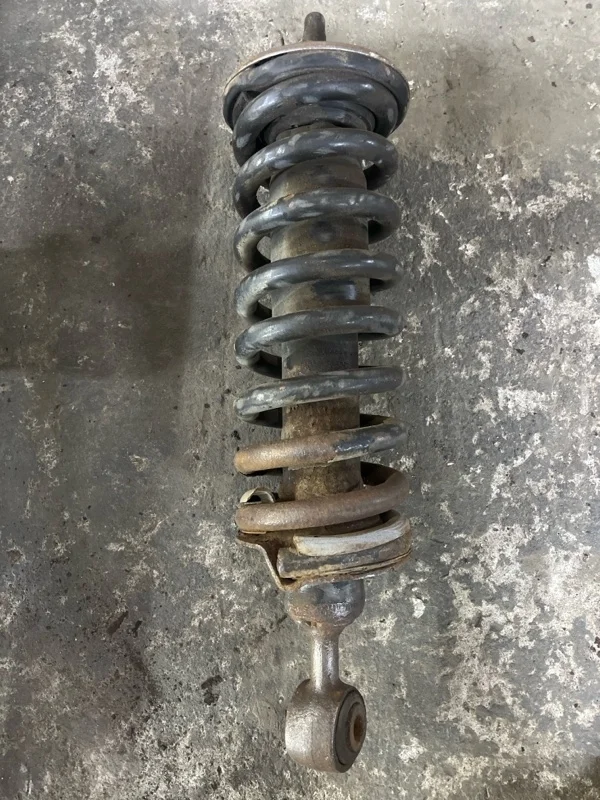 Амортизатор передний Nissan Navara (D40) 2004-2015 2007 56100EB37E 2.5 D YD25DDTI