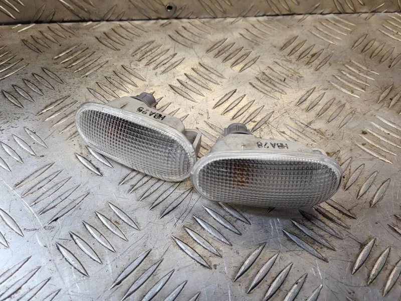 Повторитель передний левый Mitsubishi L200 (2006-2015) 2012 8351A041 2.5 D 4D56