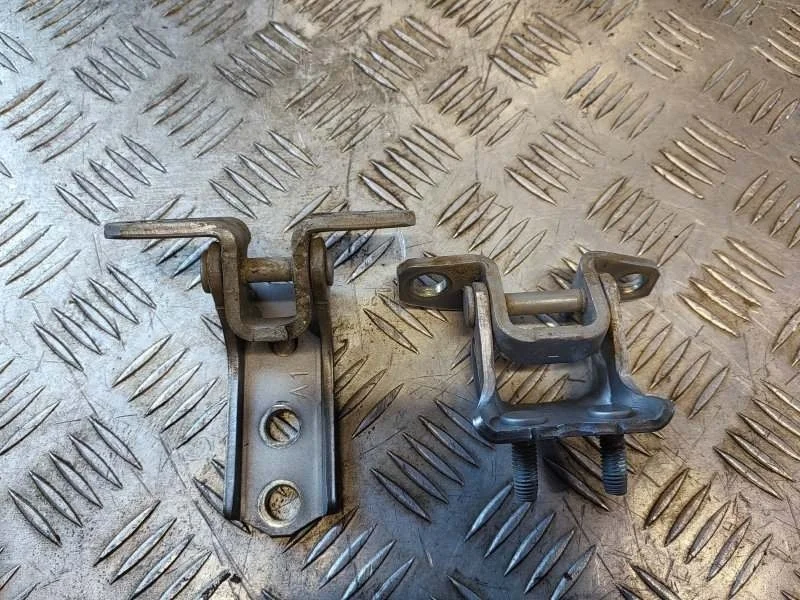 Петля двери задней правой Mitsubishi L200 (2006-2015) 2012 5732A028 2.5 D 4D56