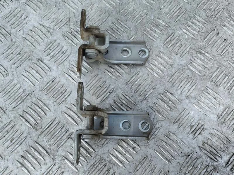 Петля двери передней левой Mitsubishi L200 (2006-2015) 2012 5702A033 2.5 D 4D56