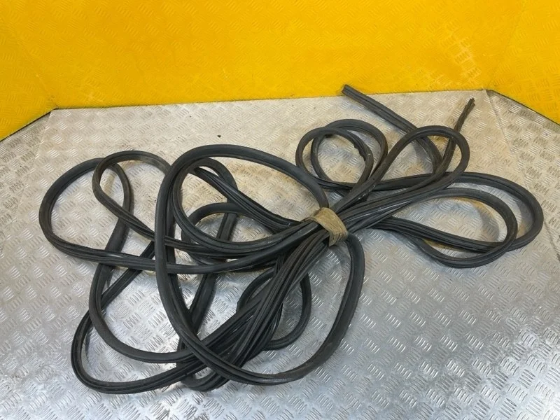 Уплотнитель Nissan Pathfinder (R51M) 2004-2013 2007 80830EB300 ВНЕДОРОЖНИК 2.5 D YD25DDTI