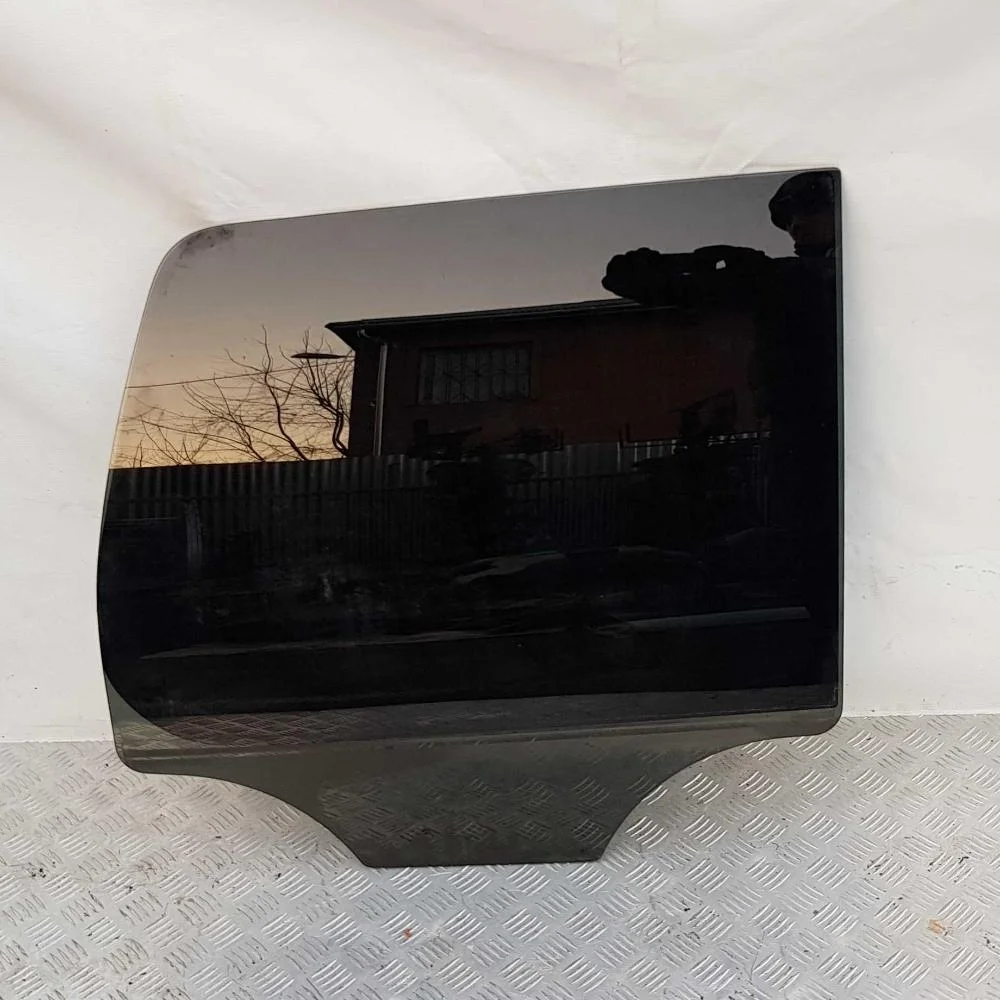 Стекло двери задней правой Cadilaac Escalad 111694