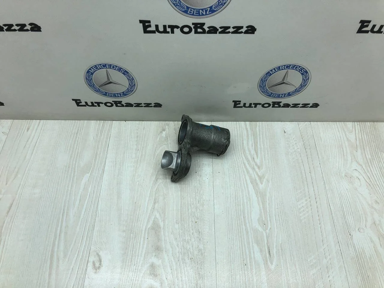 Соединительный штуцер термостата Mercedes М271