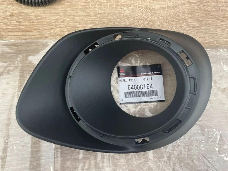 ОКАНТОВКА ПТФ MITSUBISHI OUTLANDER 3 2014 6400G164, передняя правая