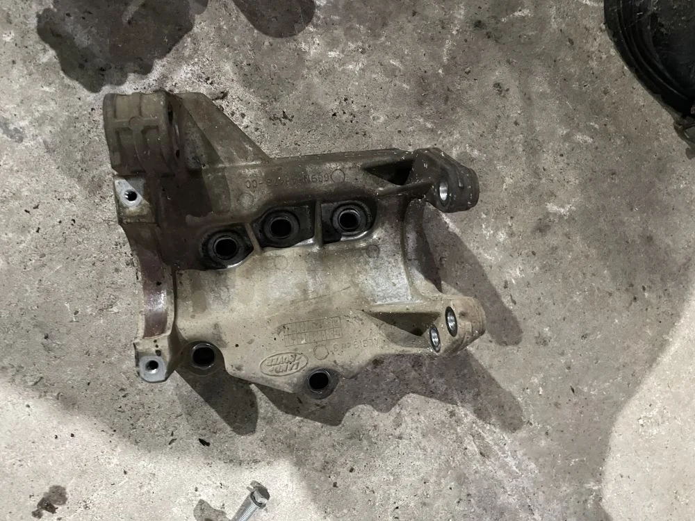 кронштейн привода land rover freelander 2 2.2