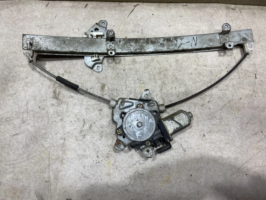 Стеклоподъемник левый Nissan Maxima A33