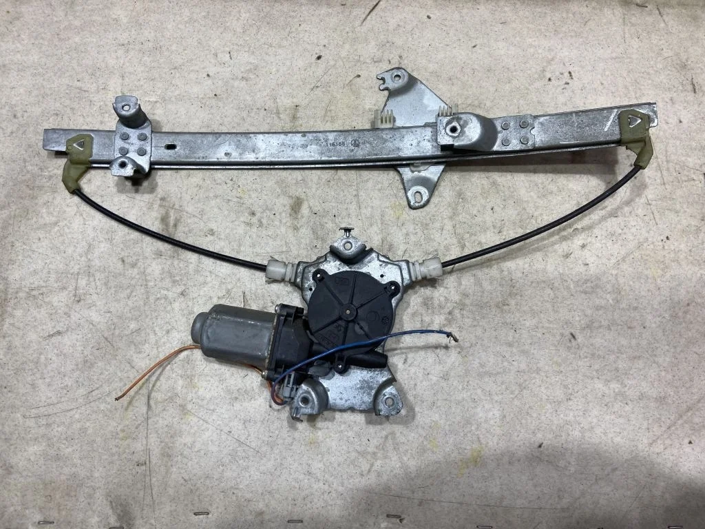 Стеклоподъемник задний  Nissan Primera P12