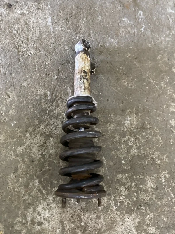 Амортизатор передний левый Mitsubishi L200 (2006-2015) 2006 MR992321 2.5 D 4D56