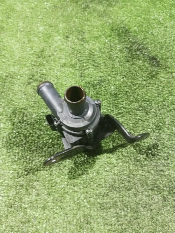 Дополнительная водяная помпа Audi a4 2013 06D121601 B8 CDN