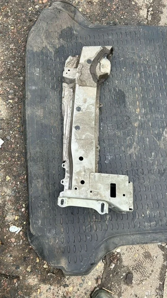 Передний лонжерон правый toyota