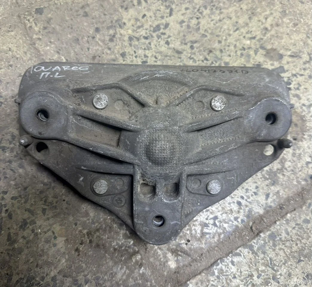 Опорный кронштейн передней стойки 7l0412391d vag