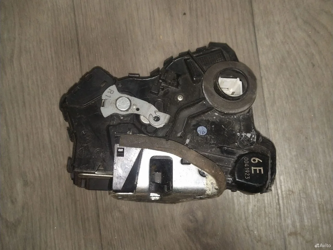 Замок передней правой двери toyota camry