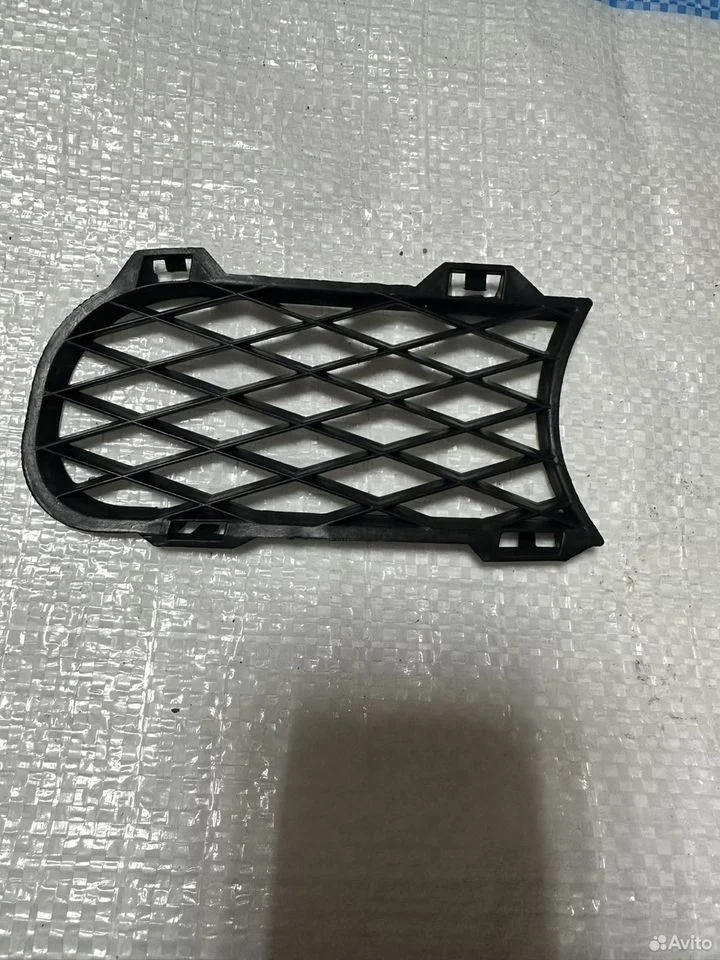 Решетка в накладку на туманку правая vw touareg 7l