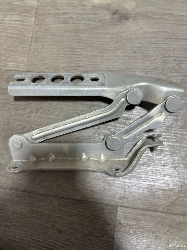 Петля капота левая vag