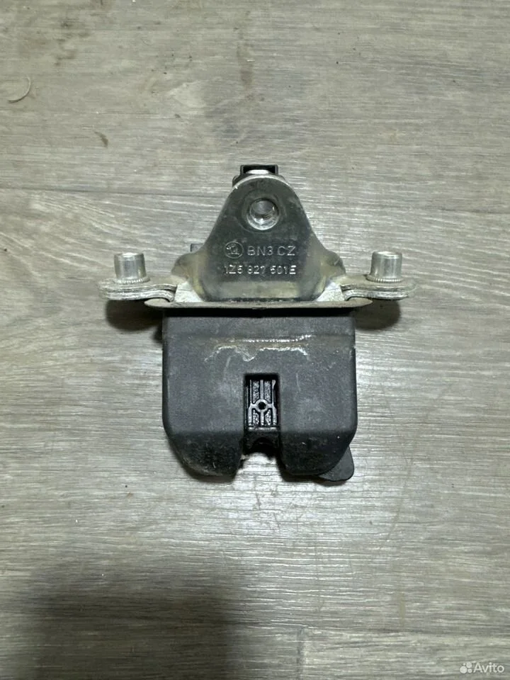 Замок крышки багажника vag