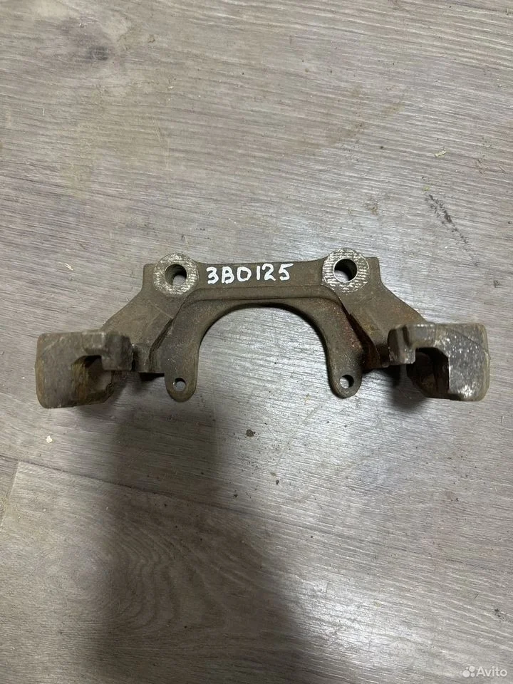 Скоба переднего тормозного суппорта vag