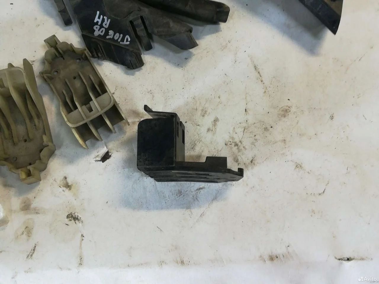 Nissan infiniti кронштейн бампера под фарой