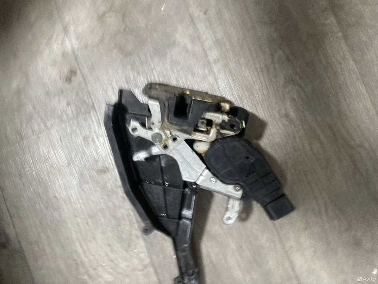 Замок задней правой двери toyota corolla e120