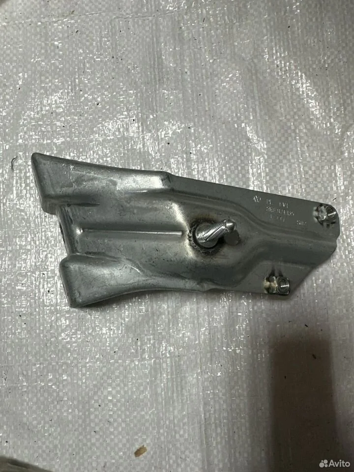 Кронштейн крыла передний левый 5k6821135