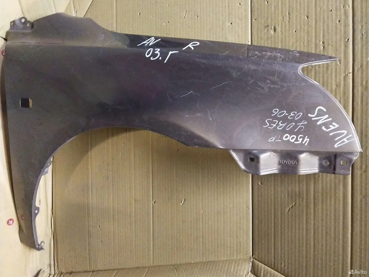 Крыло переднее правое на toyota avensis