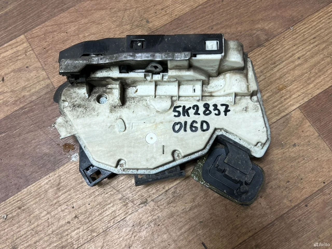 Замок двери передний правый vag