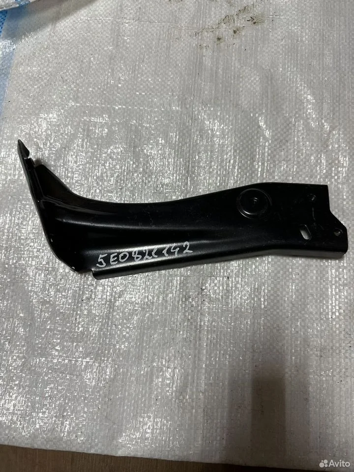 Кронштейн крыла передний правый skoda octavia a7