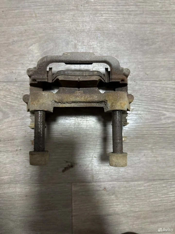 Скоба заднего тормозного суппорта vag