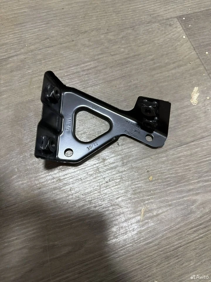 Кронштейн крыла передний правый vag