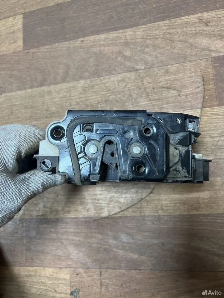 Замок двери передний правый vag