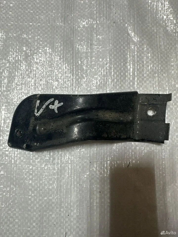 Кронштейн крыла передний левый vw passat b5 vag