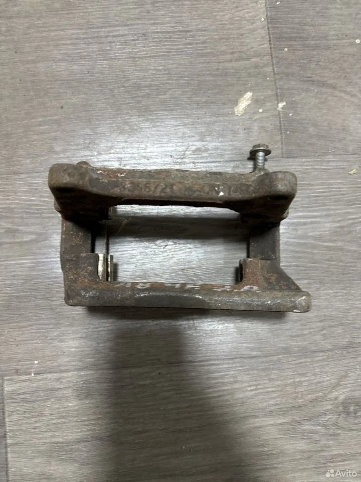 Скоба заднего тормозного суппорта правая vag